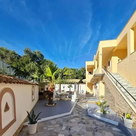 Loukia's And * Paramónasz