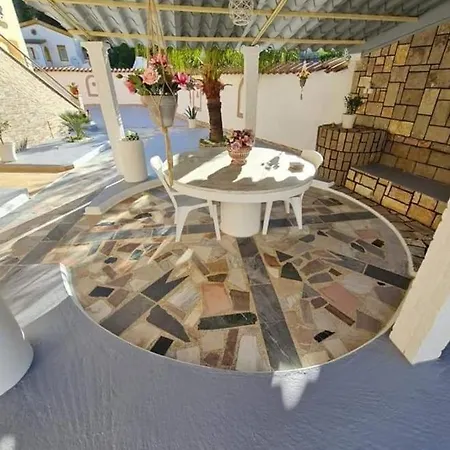 Apartman Loukia's And *