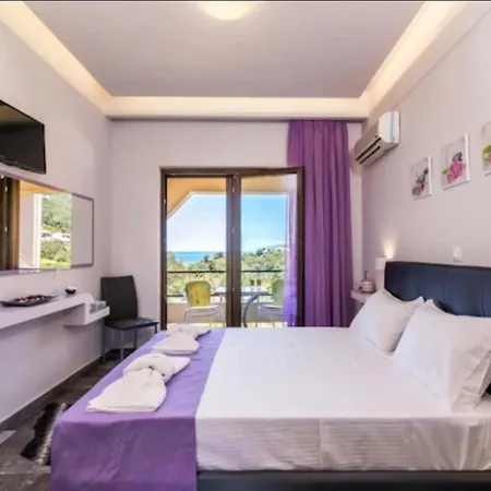 Loukia's And * Paramónasz