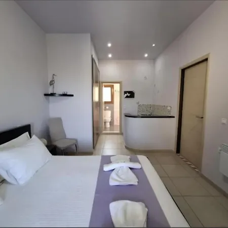 Loukia's And Paramónasz