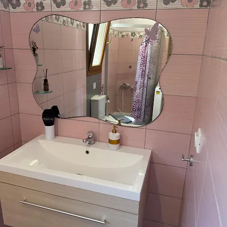 Apartman Loukia's And Paramónasz